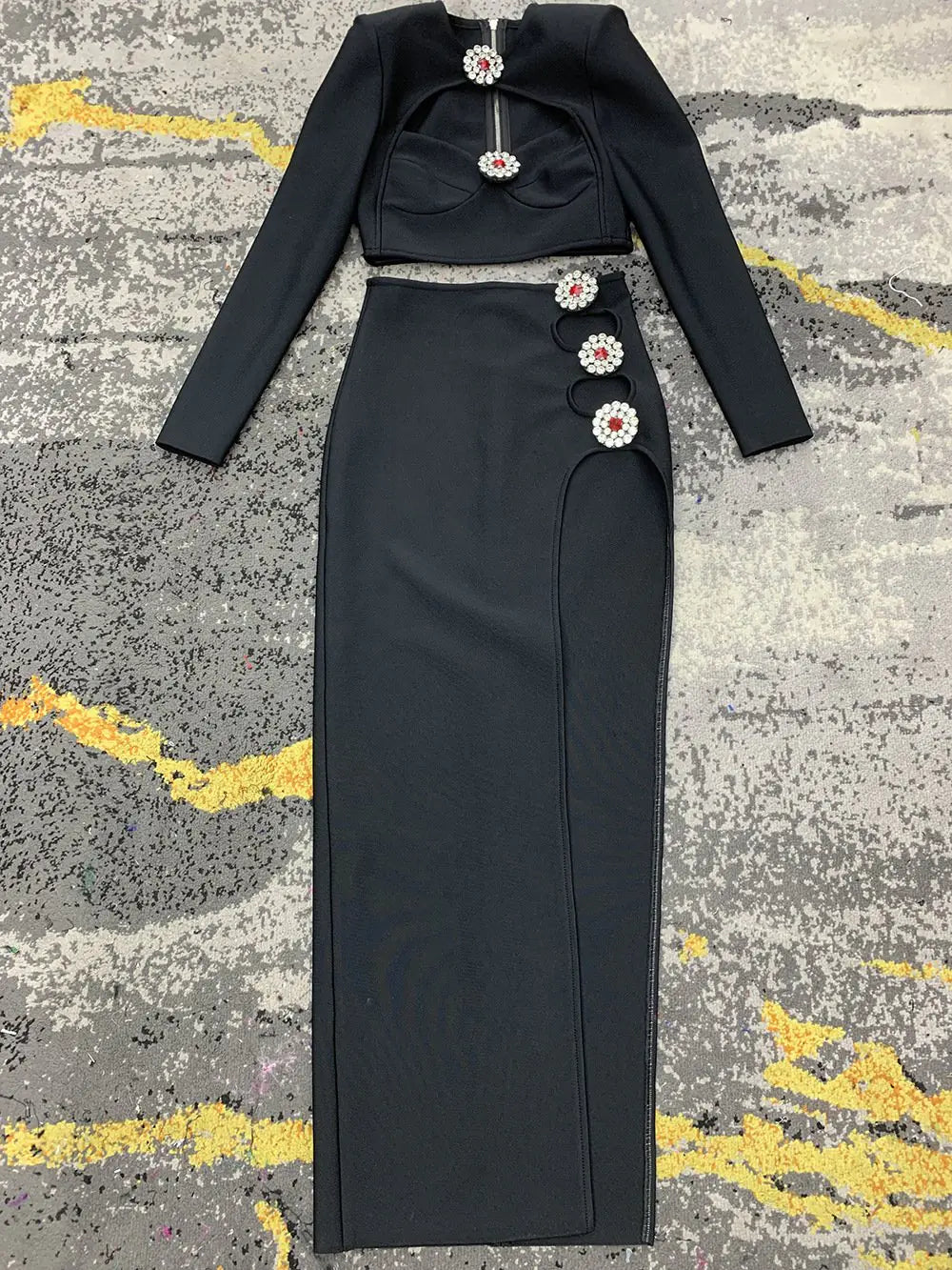 Ausgeschnittenes Diamond Langarmkleid mit Seitenschlitz