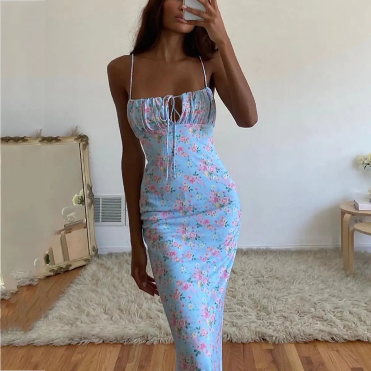 Elegante vestido maxi plisado con estampado floral sensual