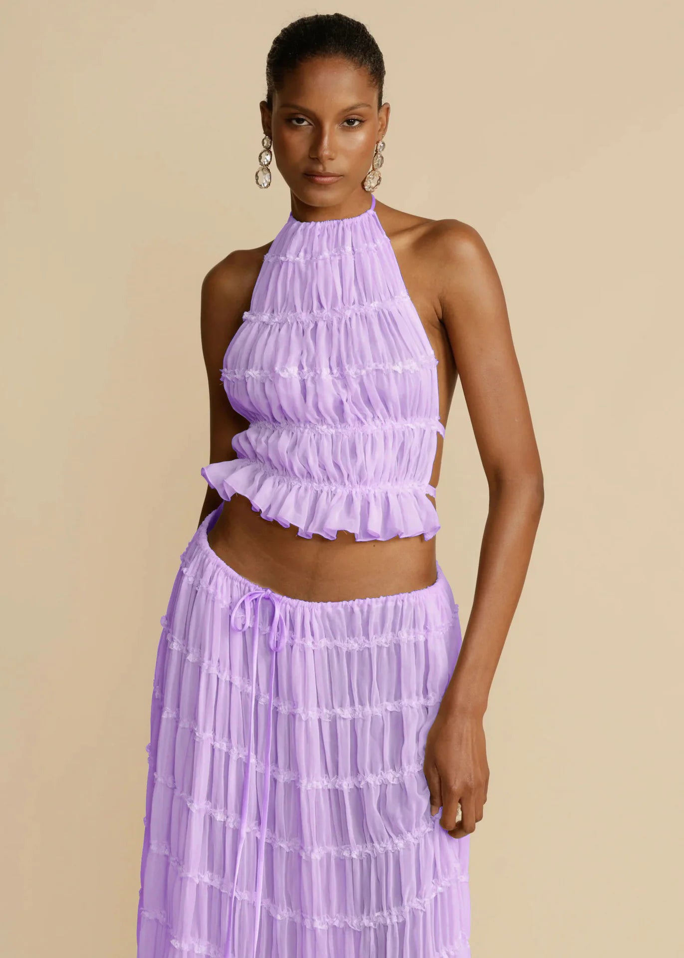 Neckholder-Top & Plissierter Maxirock