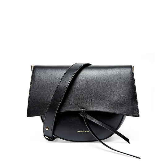 Versatile Leather Shoulder Bag with Retro Saddle Design