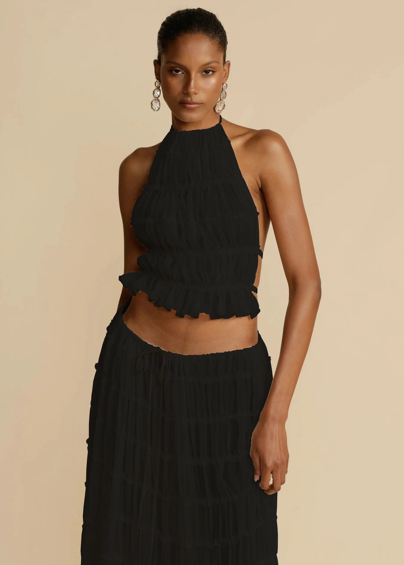 Neckholder-Top & Plissierter Maxirock