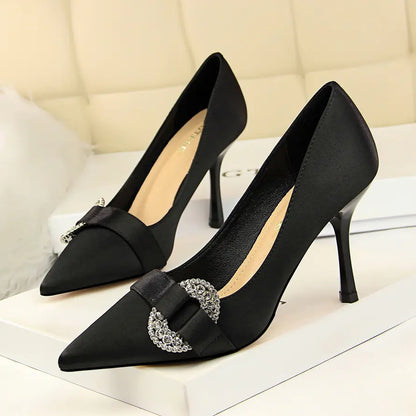 Satin High Heels mit spitzer Zehe und Strassschnalle
