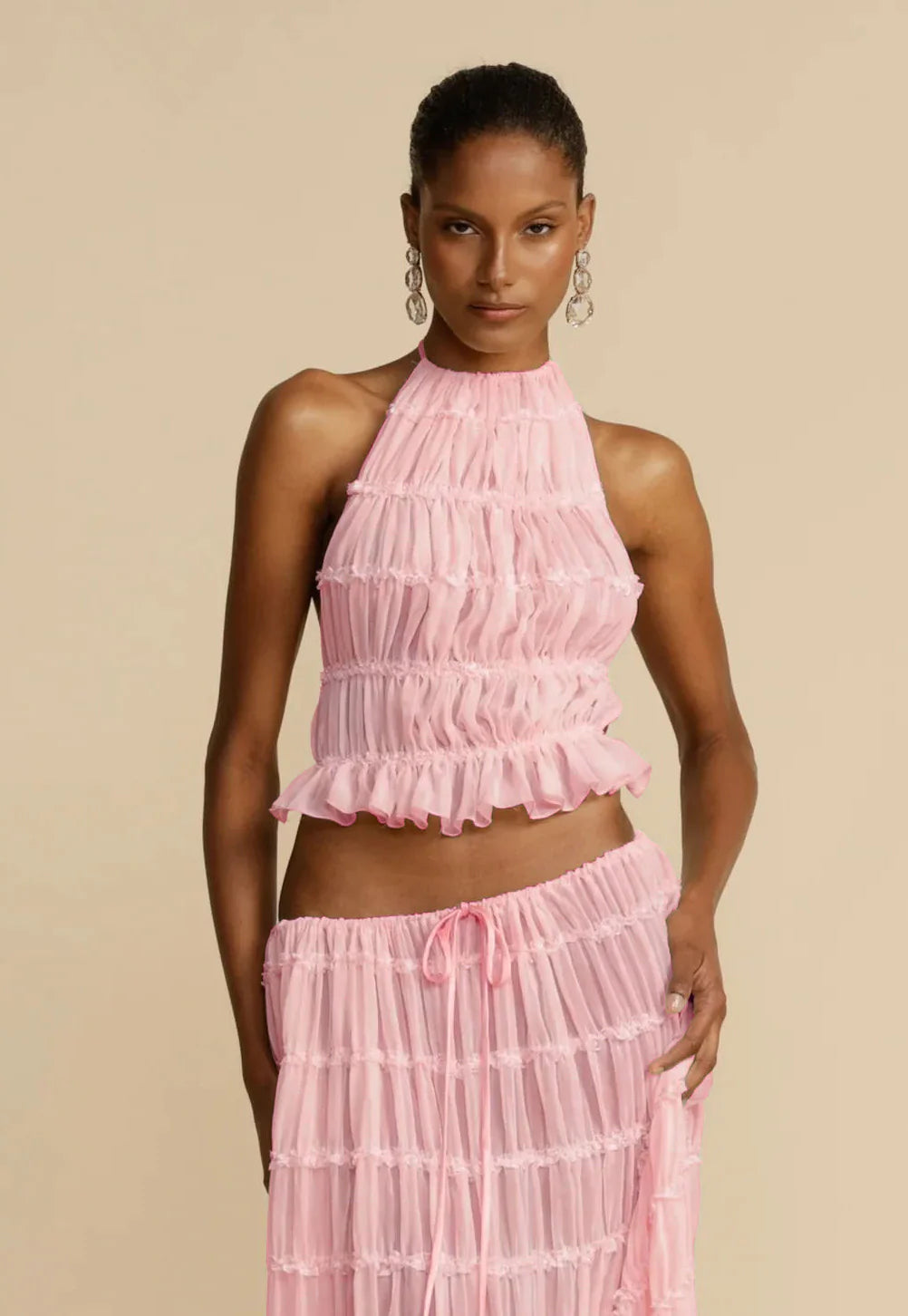 Neckholder-Top & Plissierter Maxirock