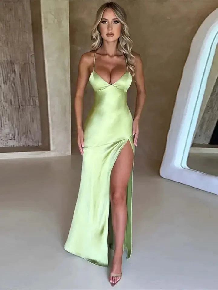 Maxikleid aus Satin mit V-Ausschnitt und Schlitz