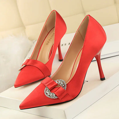 Satin High Heels mit spitzer Zehe und Strassschnalle