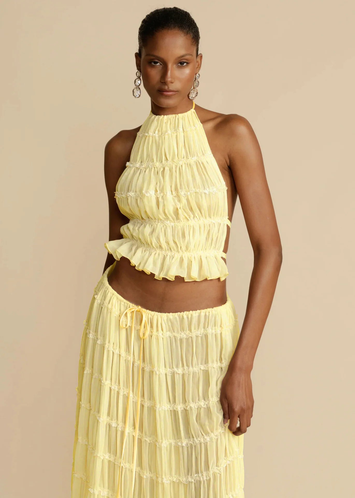 Neckholder-Top & Plissierter Maxirock
