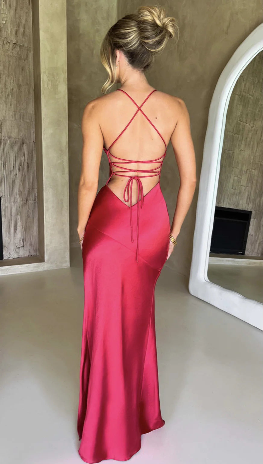 Maxikleid aus Satin mit V-Ausschnitt und Schlitz