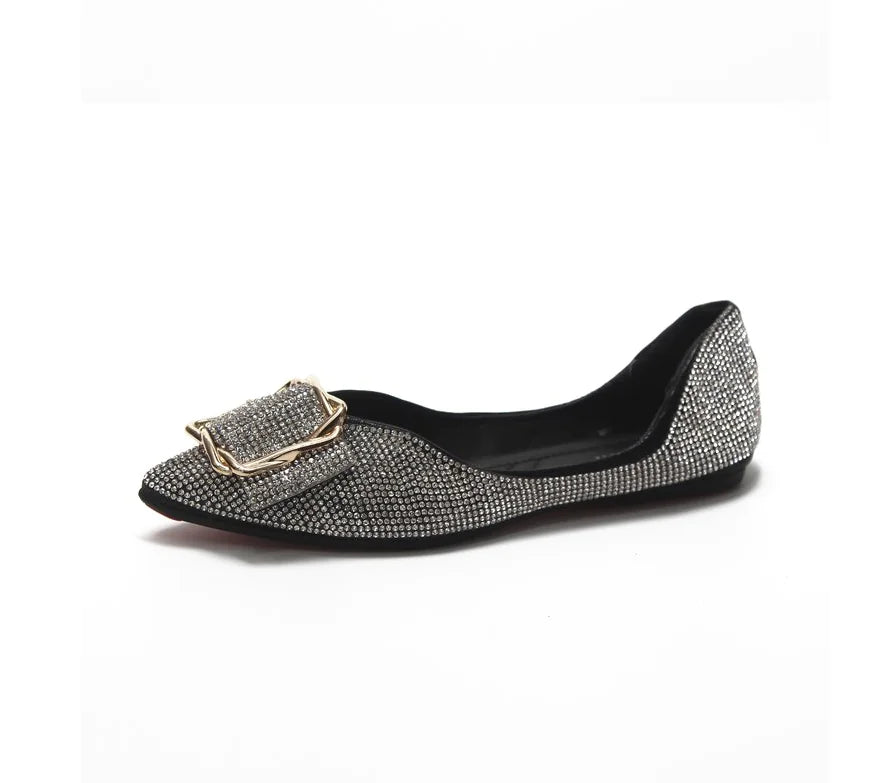Spitz zulaufende flache Schuhe mit Strasssteinen